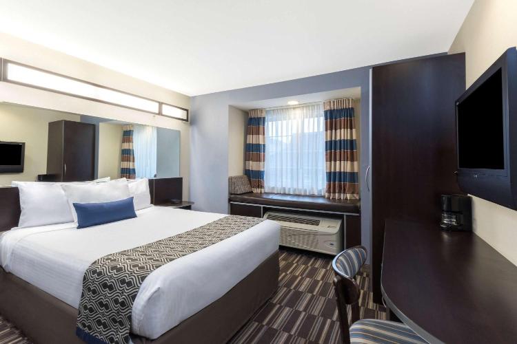 Microtel Inn and Suites Baton Rouge Airport photo 2