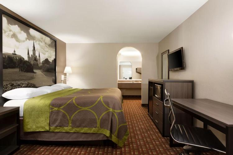 Super 8 by Wyndham Lake Charles Northeast photo 1