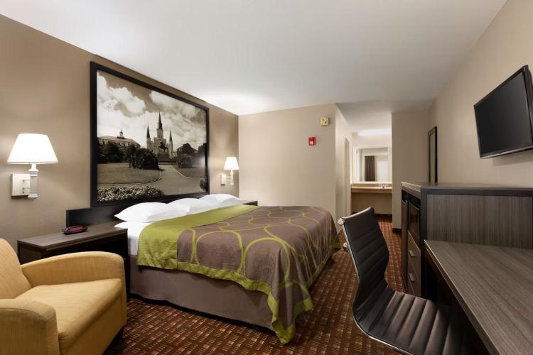 Super 8 by Wyndham Lake Charles Northeast photo 2