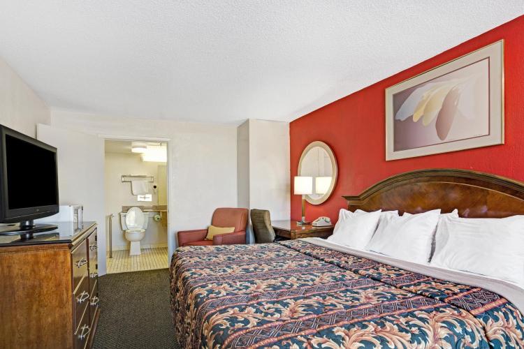 Days Inn by Wyndham Norfolk Military Circle photo 1