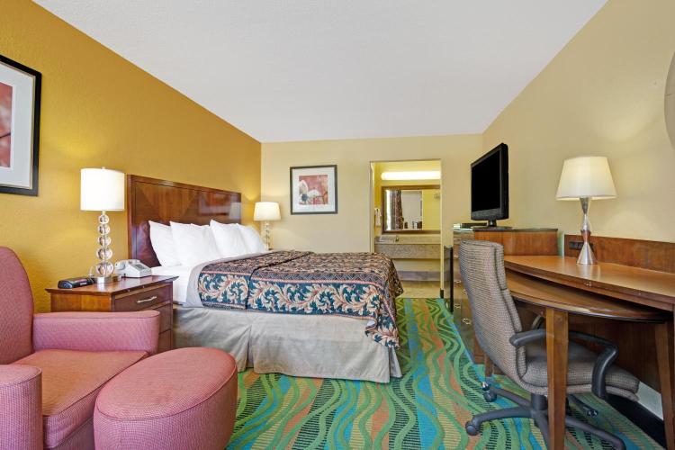 Days Inn by Wyndham Norfolk Military Circle photo 2