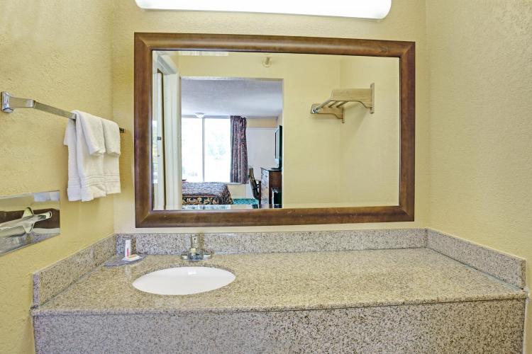 Days Inn by Wyndham Norfolk Military Circle photo 3
