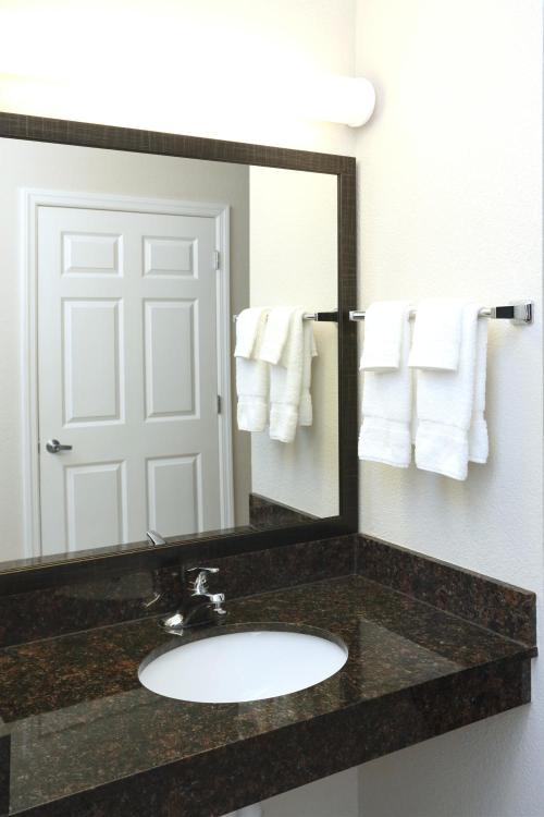 La Quinta Inn & Suites by Wyndham Norfolk photo 1