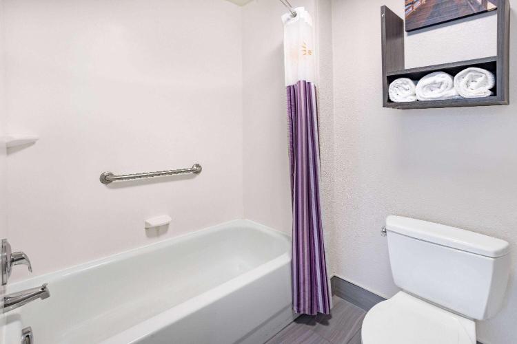 La Quinta Inn & Suites by Wyndham Norfolk photo 2