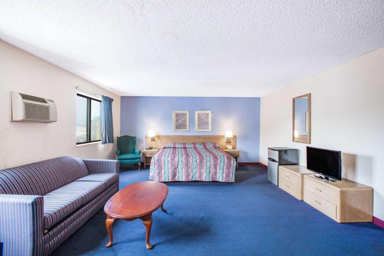Super 8 by Wyndham Hot Springs photo 1