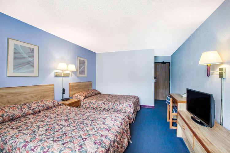 Super 8 by Wyndham Hot Springs photo 2