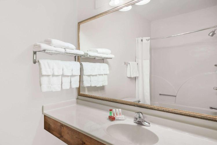 Ramada by Wyndham Columbia photo 1