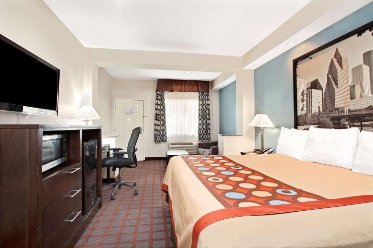 Super 8 by Wyndham Houston North I-45 photo 1