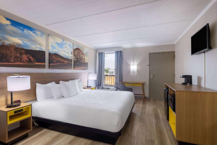 Days Inn & Suites by Wyndham Fort Bragg/Cross Creek Mall photo 1