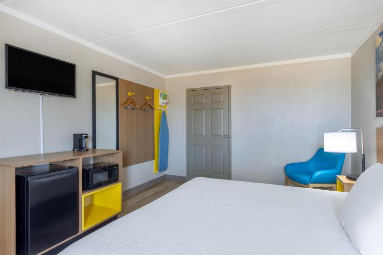 Days Inn & Suites by Wyndham Fort Bragg/Cross Creek Mall photo 3