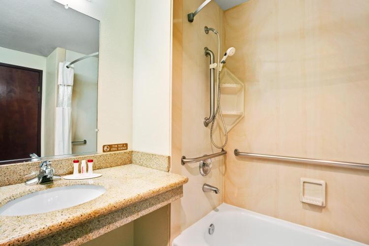 Ramada by Wyndham Tukwila Southcenter photo 1