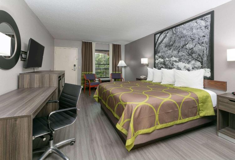 Super 8 by Wyndham Diberville Biloxi Area photo 1