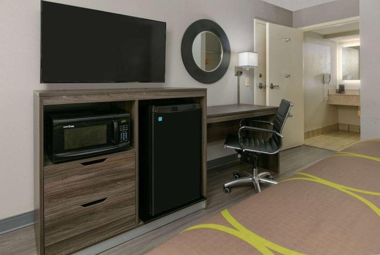 Super 8 by Wyndham Diberville Biloxi Area photo 3