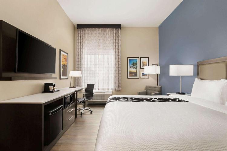 La Quinta Inn & Suites by Wyndham San Bernardino photo 1