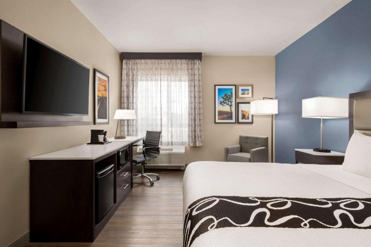 La Quinta Inn & Suites by Wyndham San Bernardino photo 2