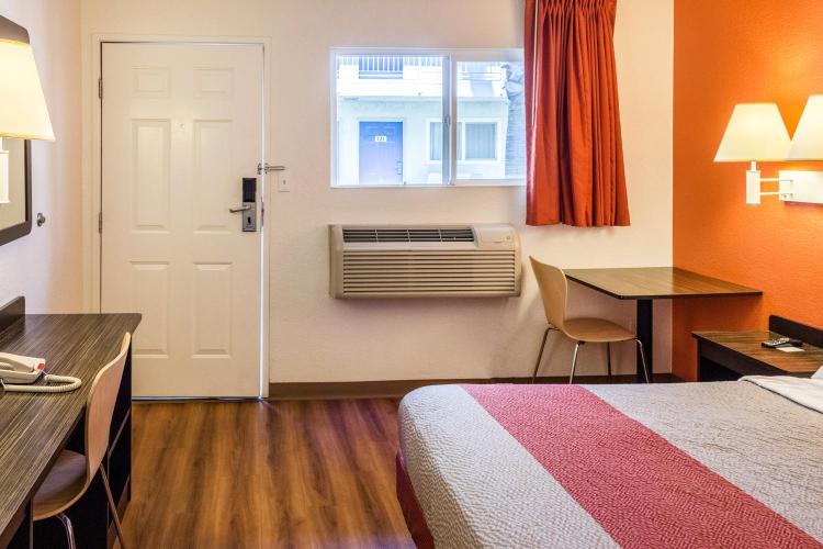 Motel 6-Bakersfield, CA - East photo 2