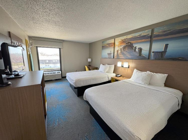 Days Inn & Suites by Wyndham Cedar Rapids photo 2