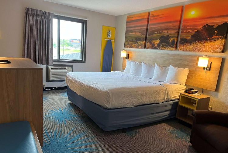 Days Inn & Suites by Wyndham Des Moines Airport photo 1