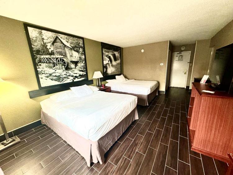 Super 8 by Wyndham Frederick photo 1