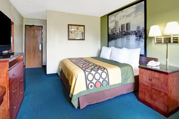 Super 8 by Wyndham Newport News/Jefferson Ave. photo 1