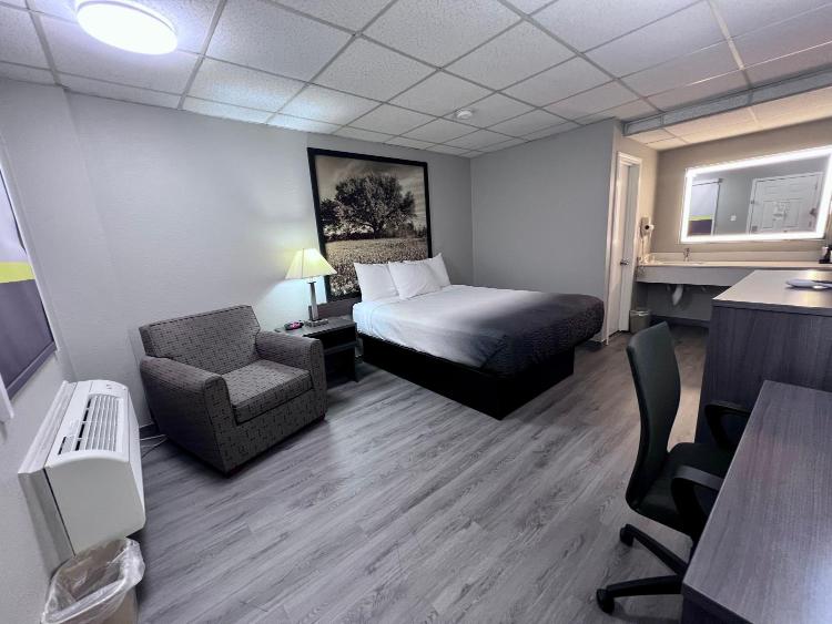 Super 8 by Wyndham Fredericksburg photo 1