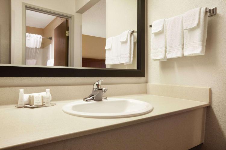 Baymont by Wyndham Sioux Falls photo 2