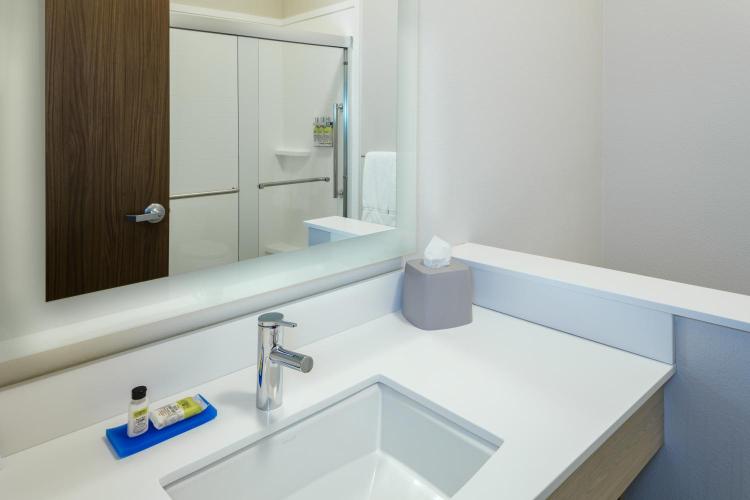 Holiday Inn Express & Suites - Medford by IHG photo 1
