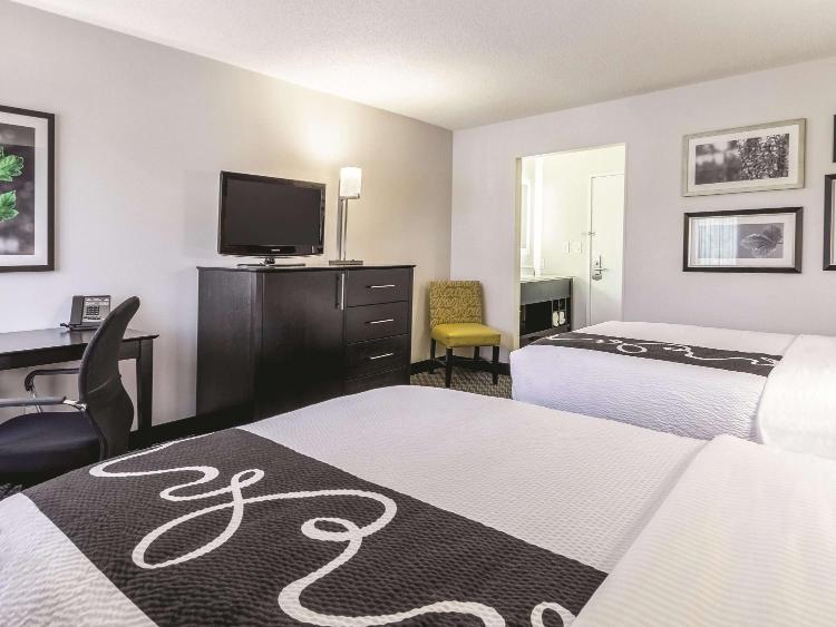 La Quinta by Wyndham Cleveland - Airport North photo 2