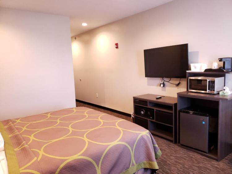 Super 8 by Wyndham St. Louis North photo 1