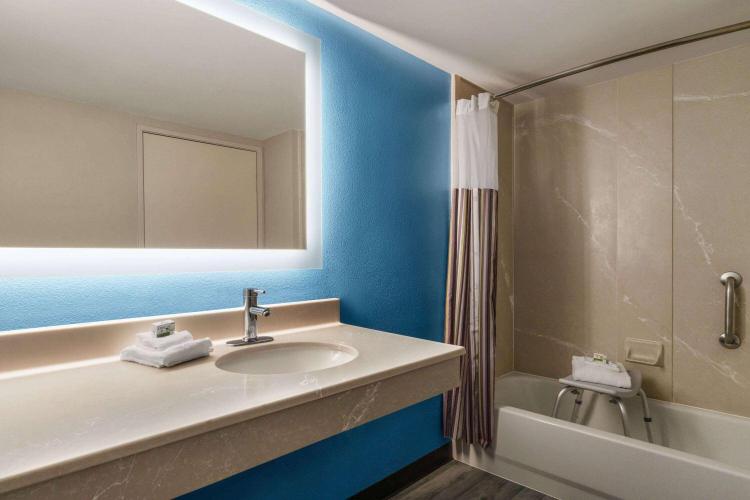 La Quinta by Wyndham Madison American Center photo 3