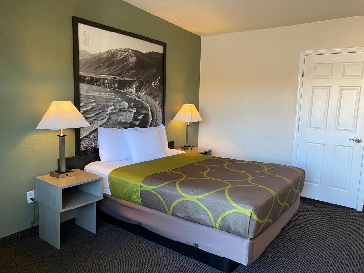 Super 8 by Wyndham Monterey photo 2