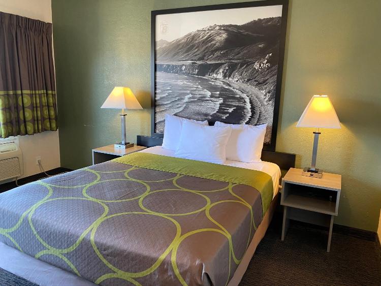 Super 8 by Wyndham Monterey photo 3