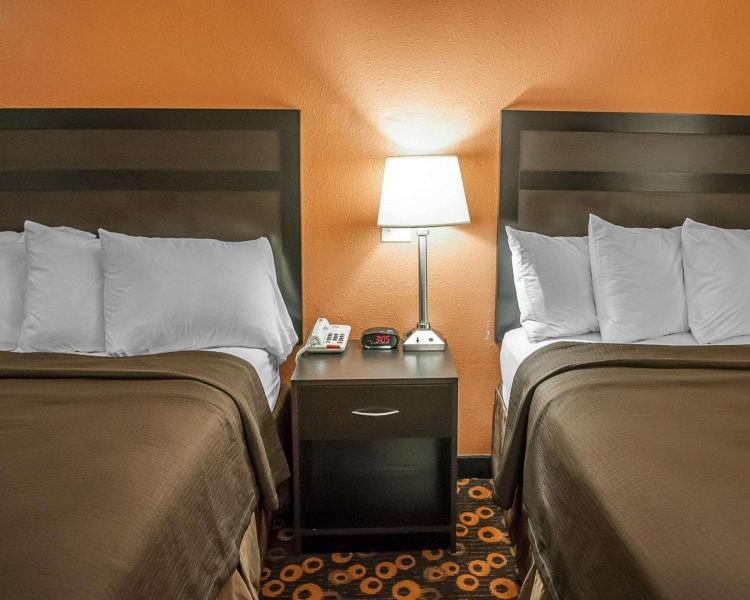 Econo Lodge Inn & Suites photo 1