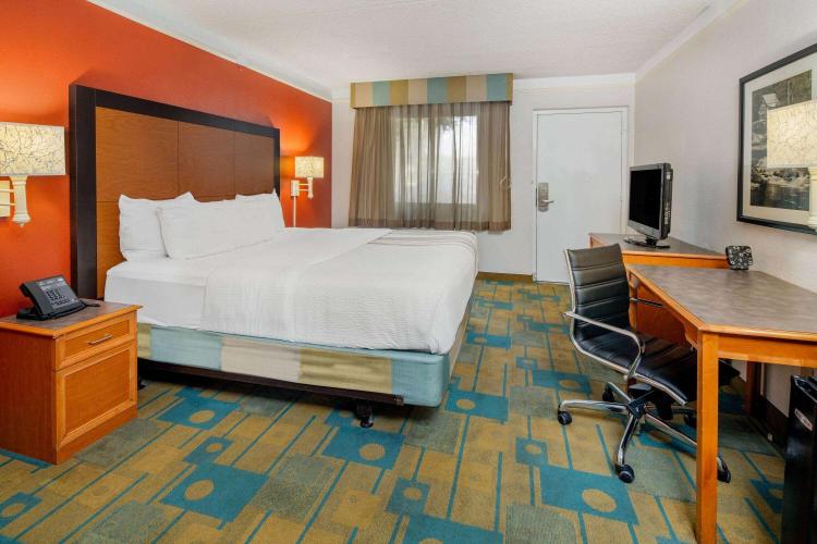 La Quinta Inn & Suites by Wyndham Irvine Spectrum photo 2