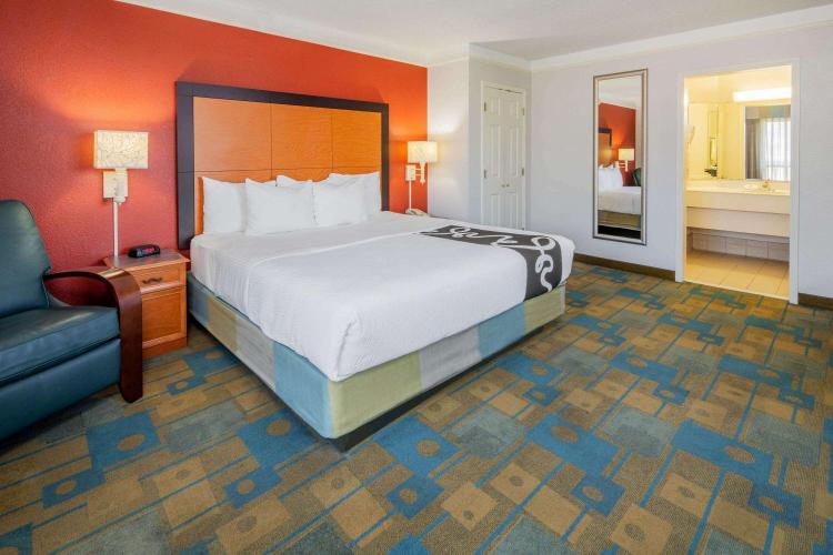 La Quinta Inn & Suites by Wyndham Irvine Spectrum photo 3