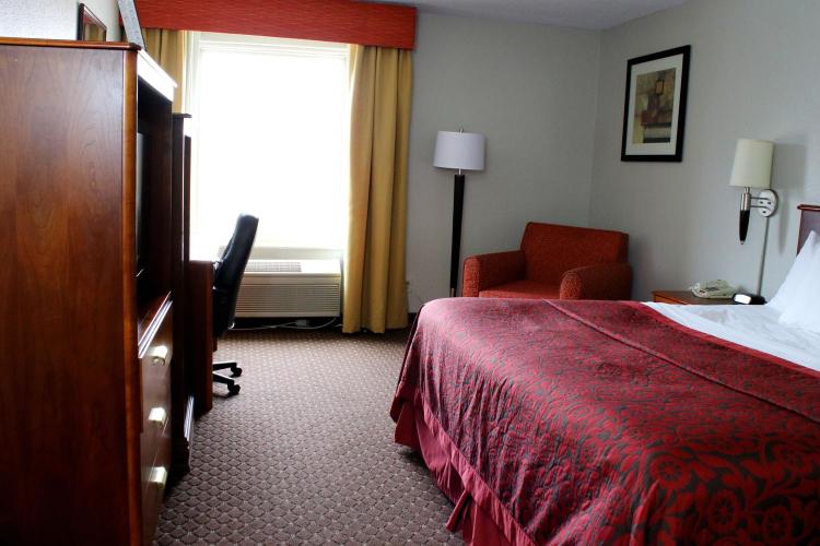 Days Inn & Suites by Wyndham Bloomington/Normal IL photo 2