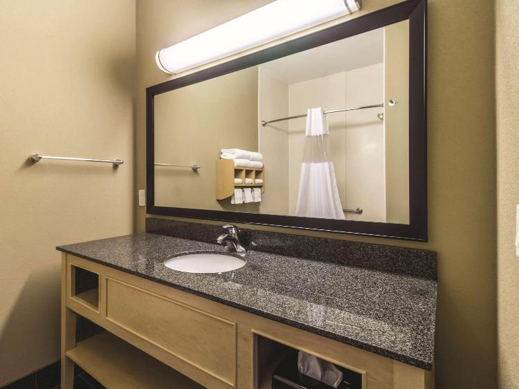 La Quinta by Wyndham Fargo-Medical Center photo 2
