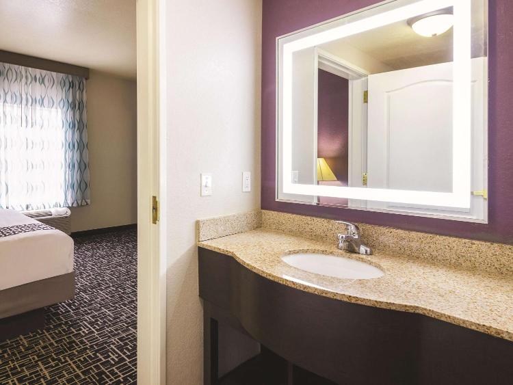La Quinta by Wyndham Bowling Green photo 2