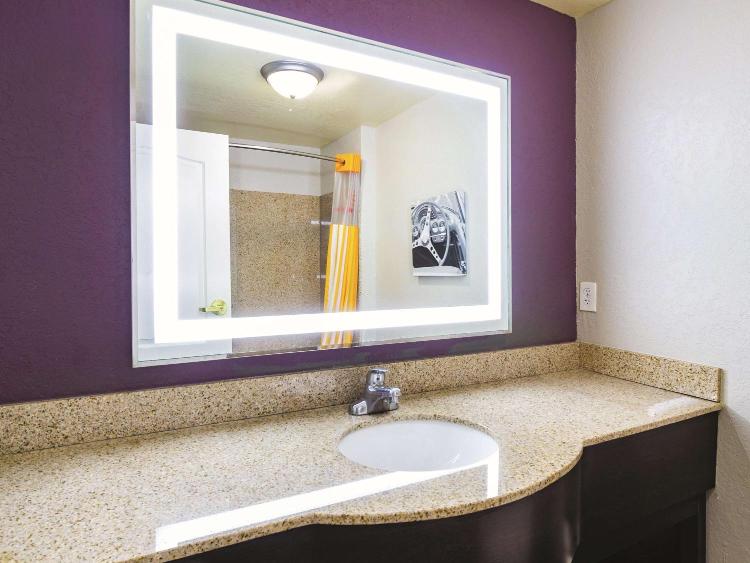 La Quinta by Wyndham Bowling Green photo 3