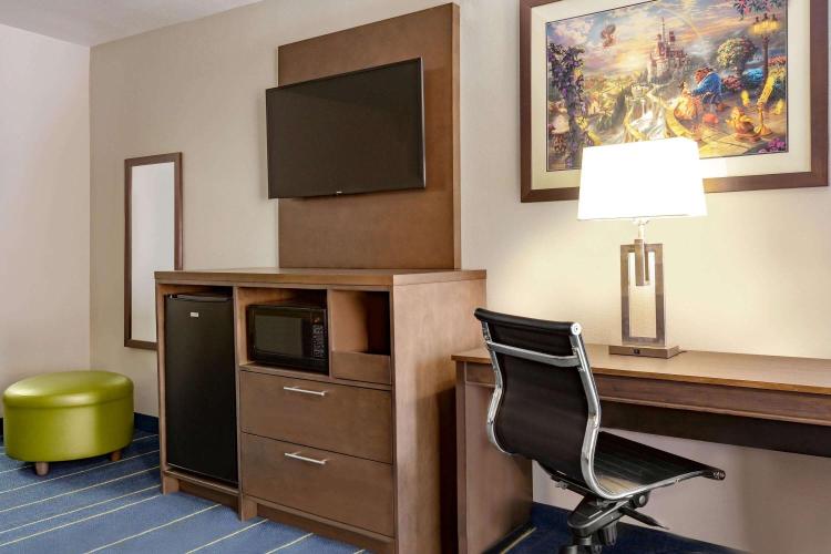 Days Inn & Suites by Wyndham Anaheim At Disneyland Park photo 2