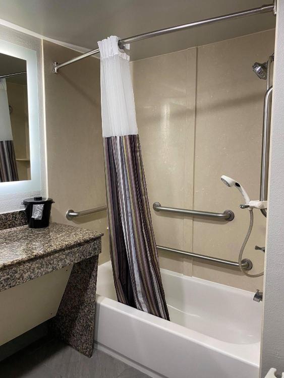 La Quinta by Wyndham Clarksville photo 2