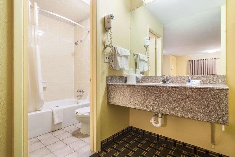 Rodeway Inn Lincoln West - University Area photo 3