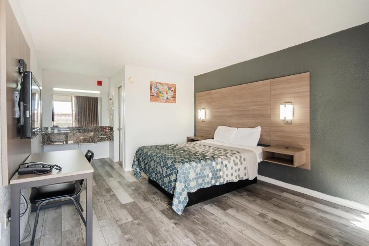 Econo Lodge Inn & Suites Near Bricktown photo 1