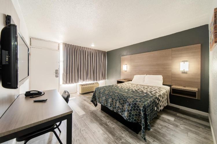 Econo Lodge Inn & Suites Near Bricktown photo 2