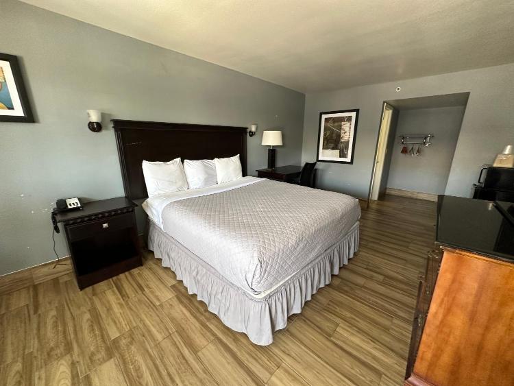 HillView Inn at Six Flags Fiesta photo 1