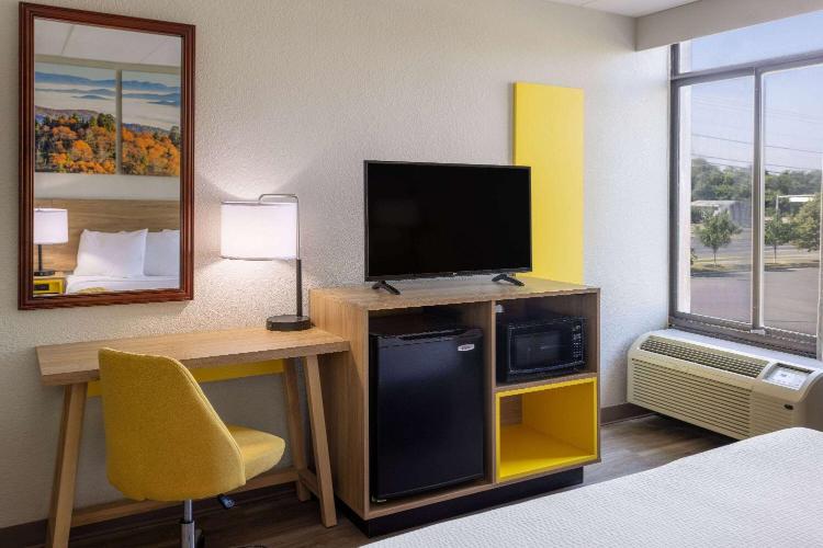 Days Inn by Wyndham Winchester photo 3
