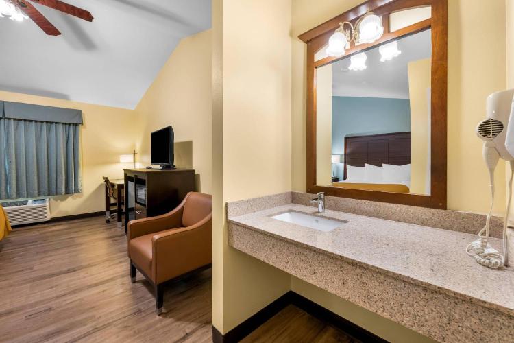 Econo Lodge Inn & Suites photo 2