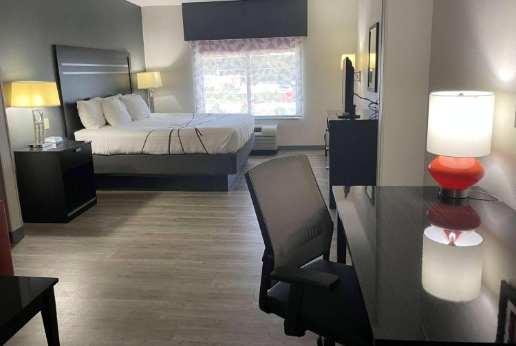 La Quinta Inn & Suites by Wyndham Tulsa Midtown photo 1