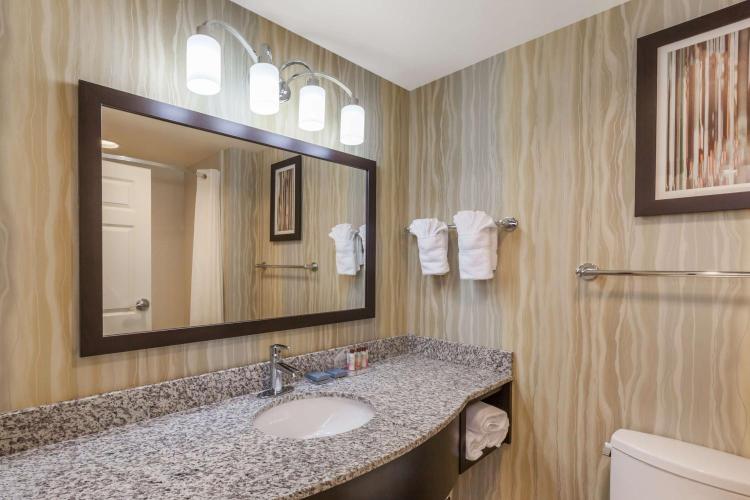 La Quinta Inn & Suites by Wyndham Tulsa Midtown photo 2