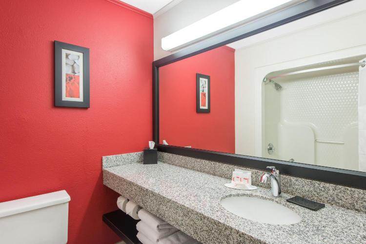 Ramada by Wyndham Springfield North photo 3
